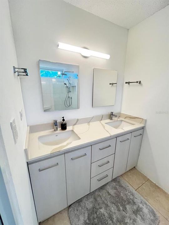 На продажу: $595,000 (4 спален, 2 ванн, 1944 Квадратных фут)