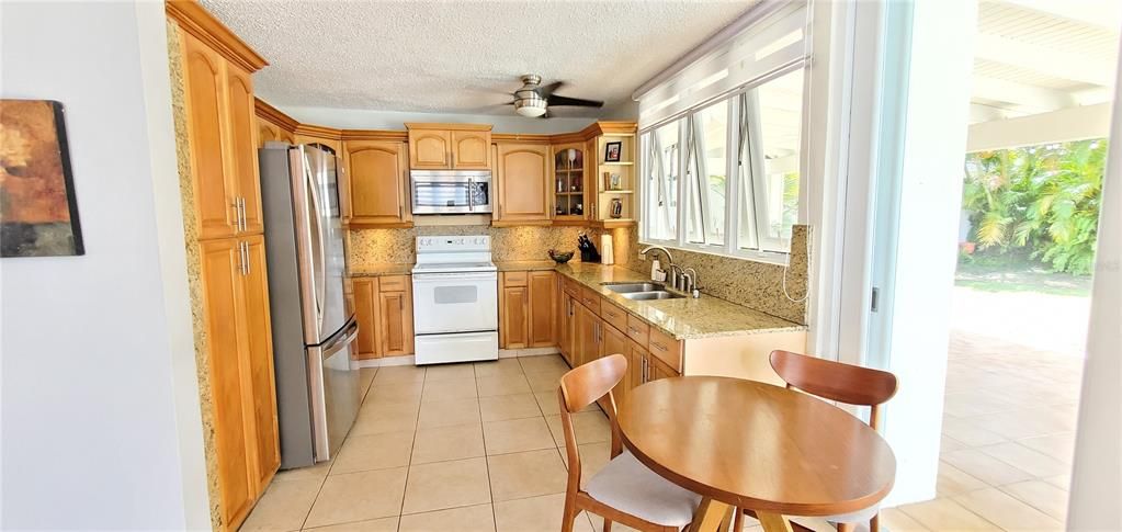 На продажу: $595,000 (4 спален, 2 ванн, 1944 Квадратных фут)