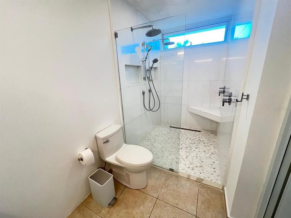 На продажу: $595,000 (4 спален, 2 ванн, 1944 Квадратных фут)