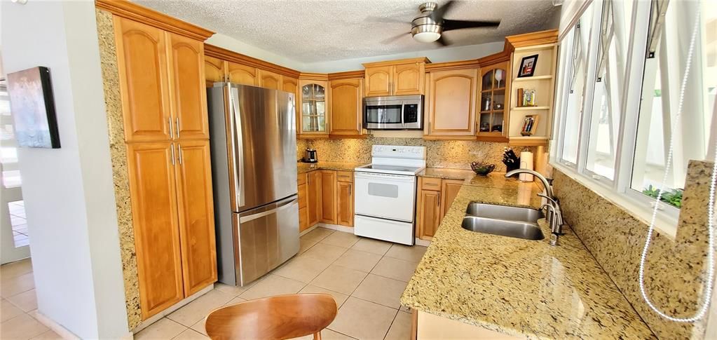 На продажу: $595,000 (4 спален, 2 ванн, 1944 Квадратных фут)