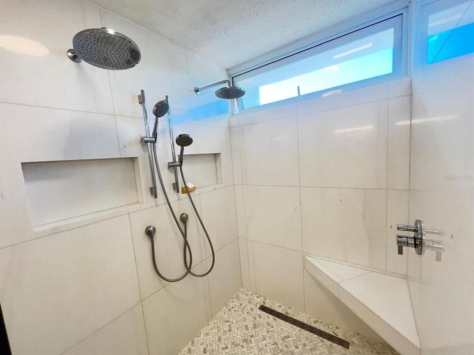 На продажу: $595,000 (4 спален, 2 ванн, 1944 Квадратных фут)