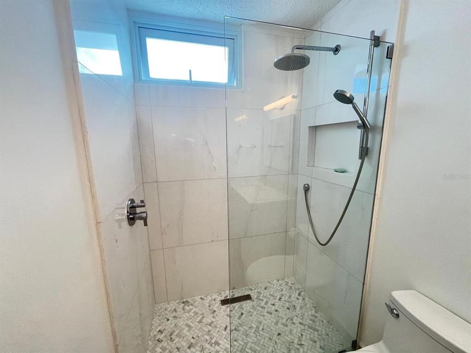 На продажу: $595,000 (4 спален, 2 ванн, 1944 Квадратных фут)