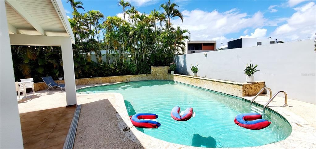 На продажу: $595,000 (4 спален, 2 ванн, 1944 Квадратных фут)