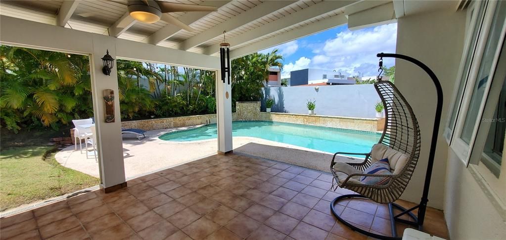 На продажу: $595,000 (4 спален, 2 ванн, 1944 Квадратных фут)