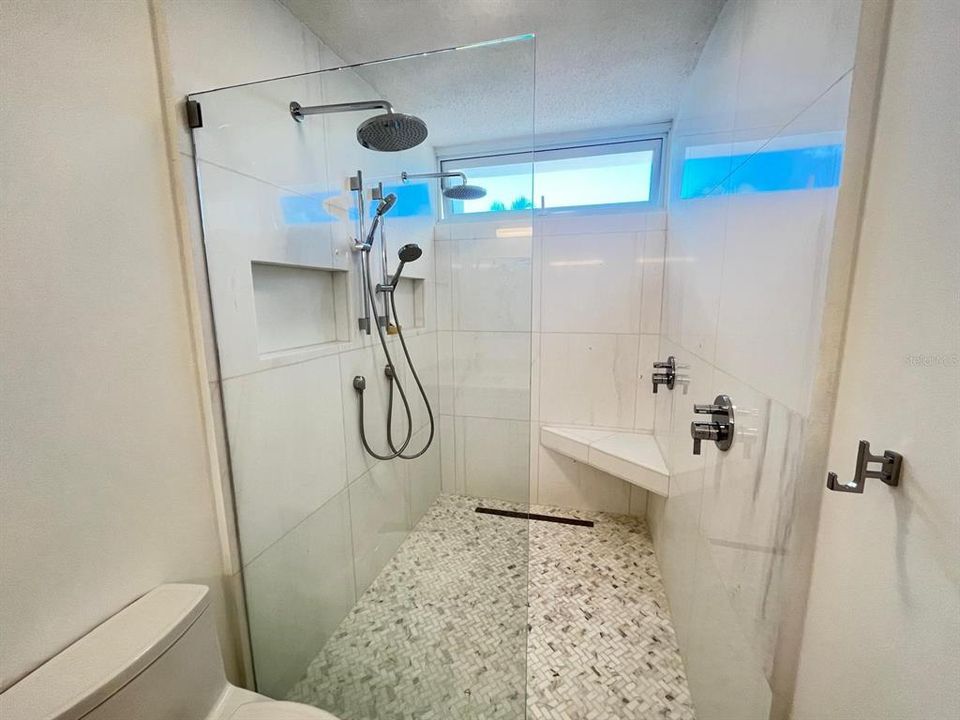 На продажу: $595,000 (4 спален, 2 ванн, 1944 Квадратных фут)