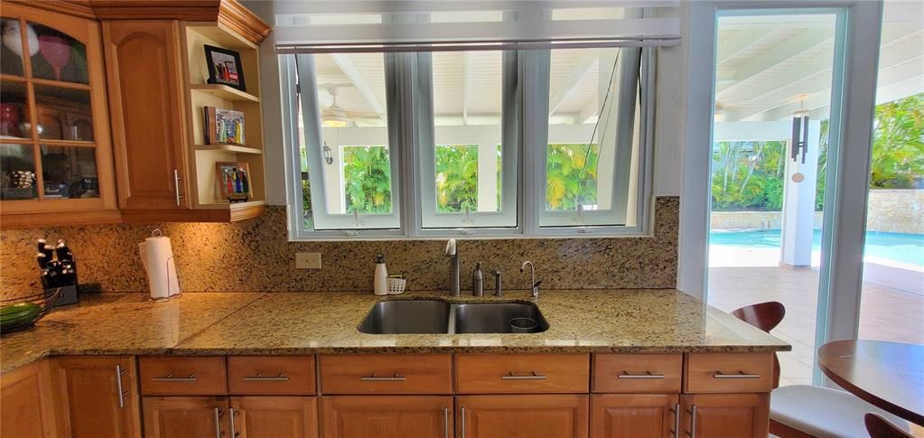 На продажу: $595,000 (4 спален, 2 ванн, 1944 Квадратных фут)