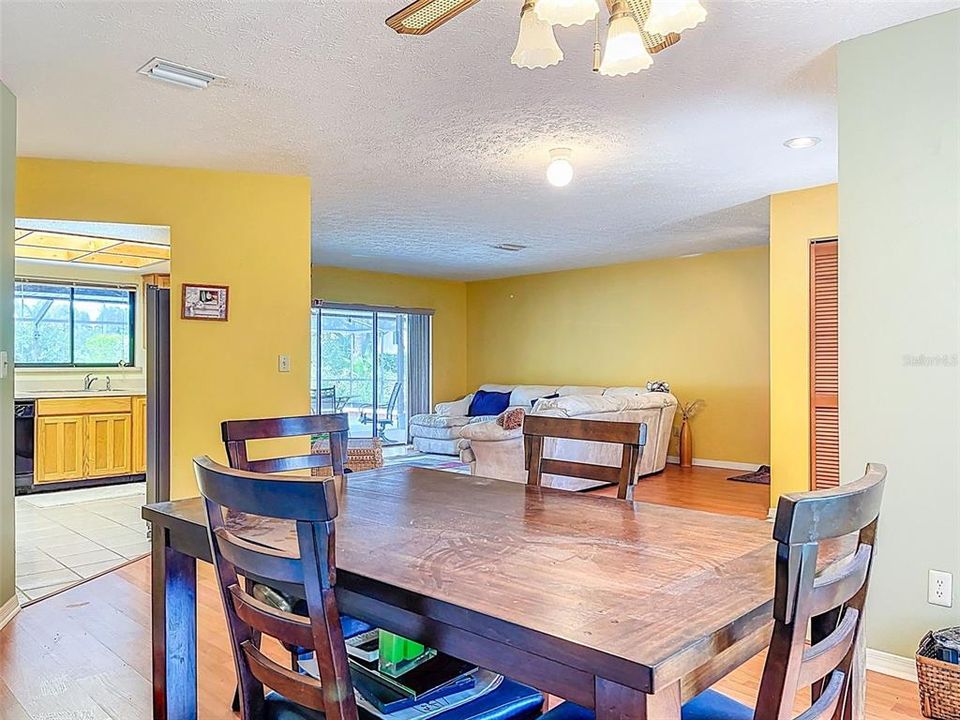 Под контрактом: $459,900 (4 спален, 3 ванн, 2415 Квадратных фут)