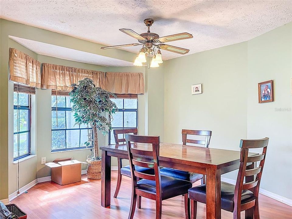 Под контрактом: $459,900 (4 спален, 3 ванн, 2415 Квадратных фут)