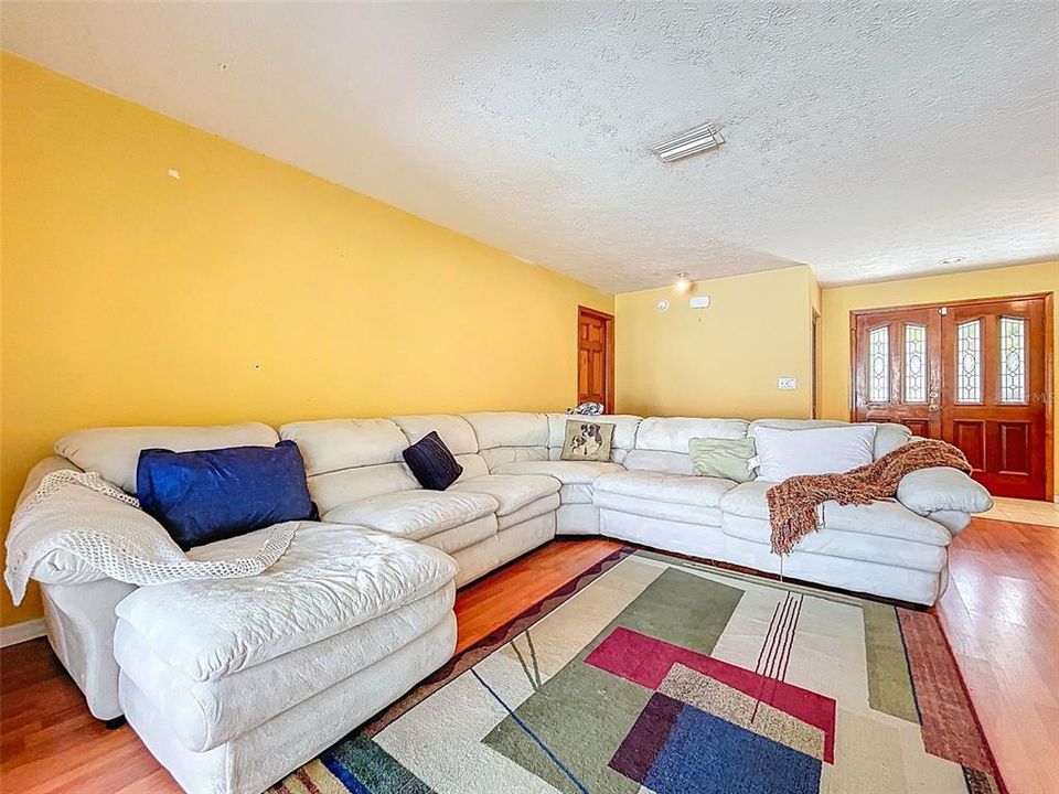 Под контрактом: $459,900 (4 спален, 3 ванн, 2415 Квадратных фут)