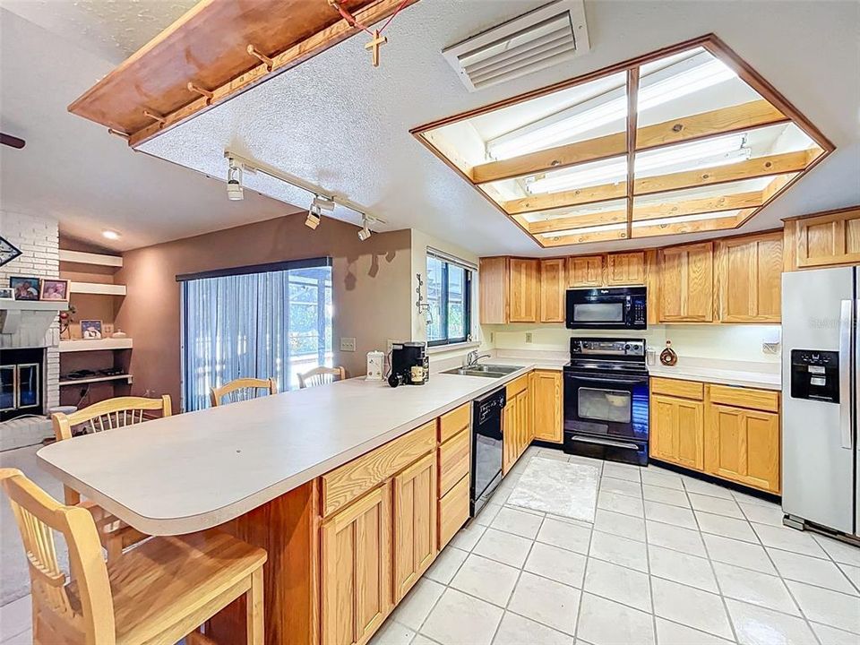 Под контрактом: $459,900 (4 спален, 3 ванн, 2415 Квадратных фут)