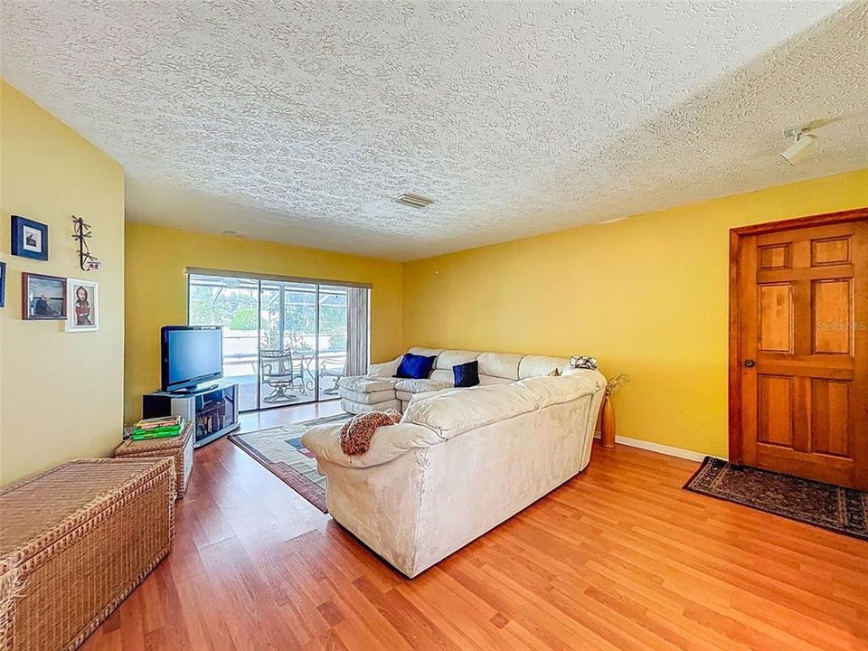 Под контрактом: $459,900 (4 спален, 3 ванн, 2415 Квадратных фут)