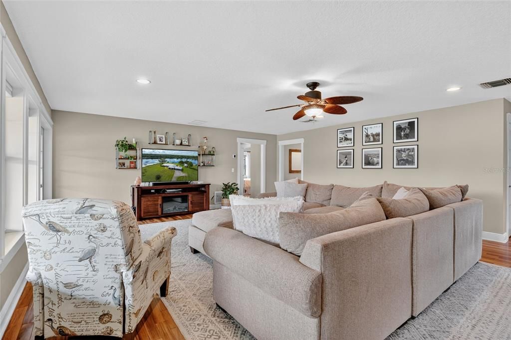 待售: $699,900 (4 贝兹, 2 浴室, 2663 平方英尺)