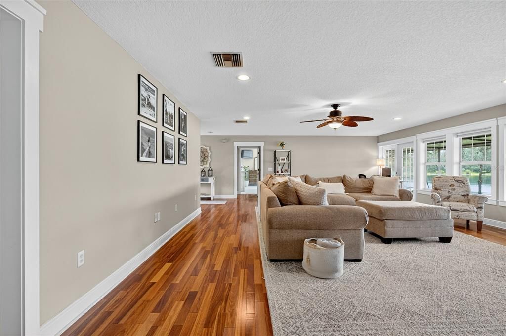 待售: $699,900 (4 贝兹, 2 浴室, 2663 平方英尺)