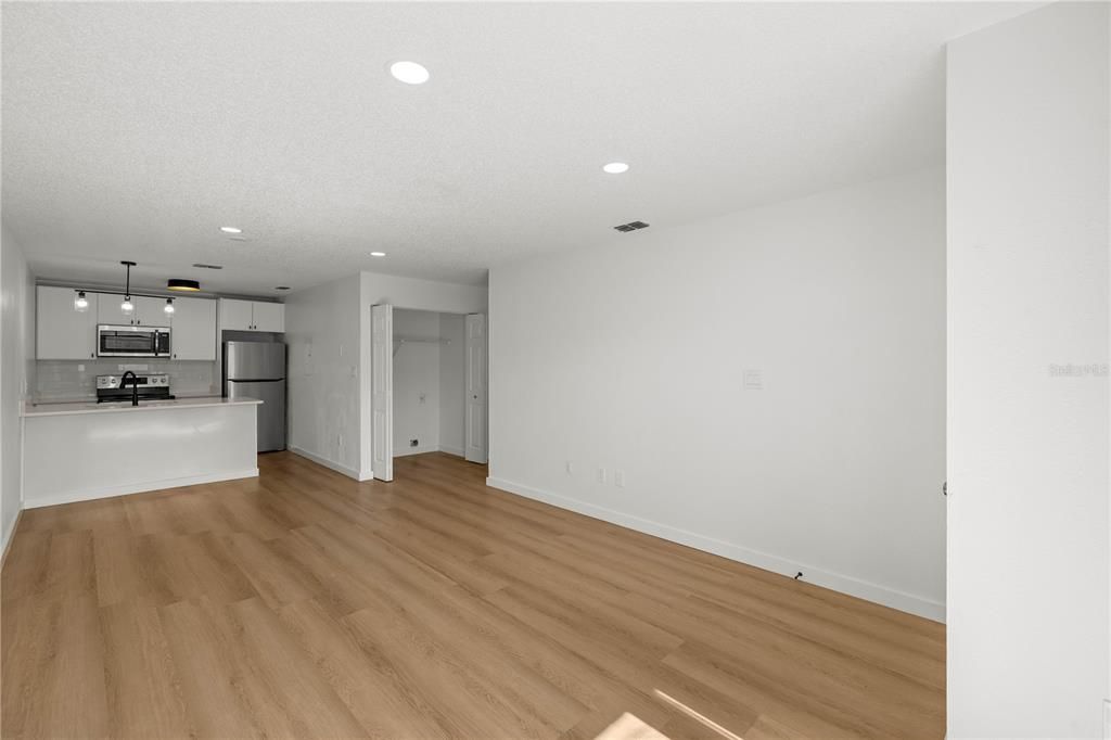 Active With Contract: $1,350 (2 beds, 2 baths, 868 Square Feet)