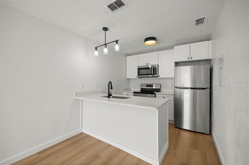 Active With Contract: $1,350 (2 beds, 2 baths, 868 Square Feet)