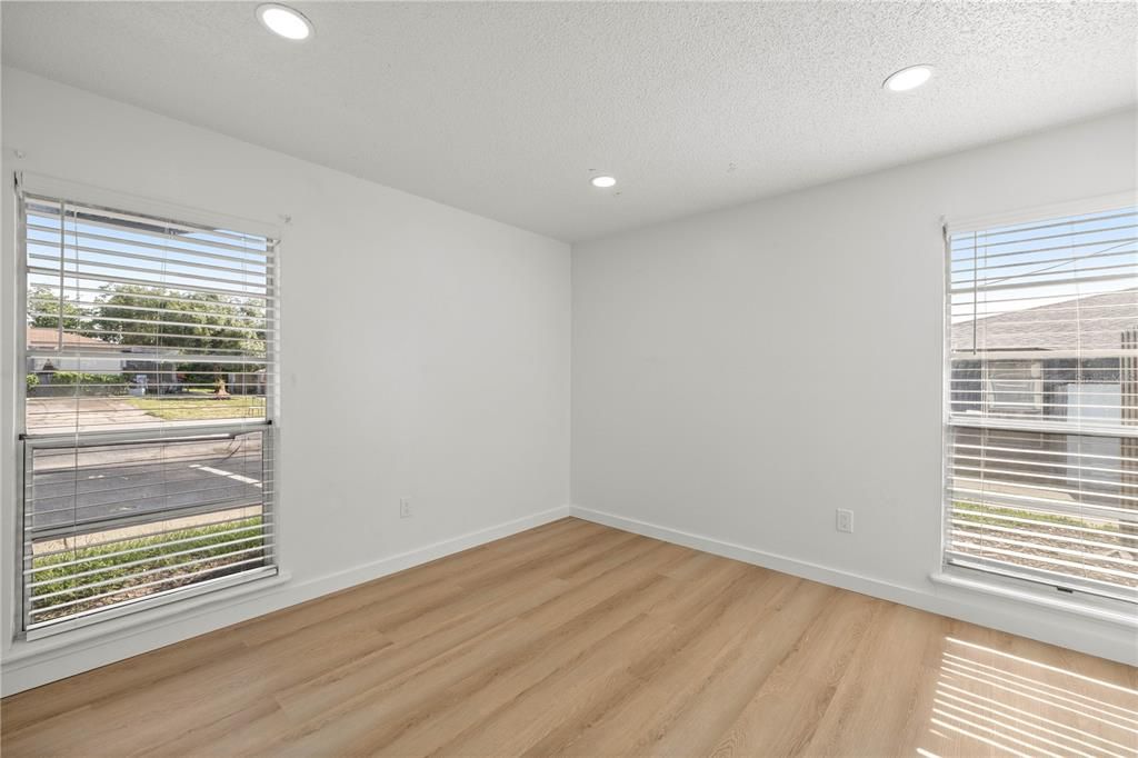 Active With Contract: $1,350 (2 beds, 2 baths, 868 Square Feet)