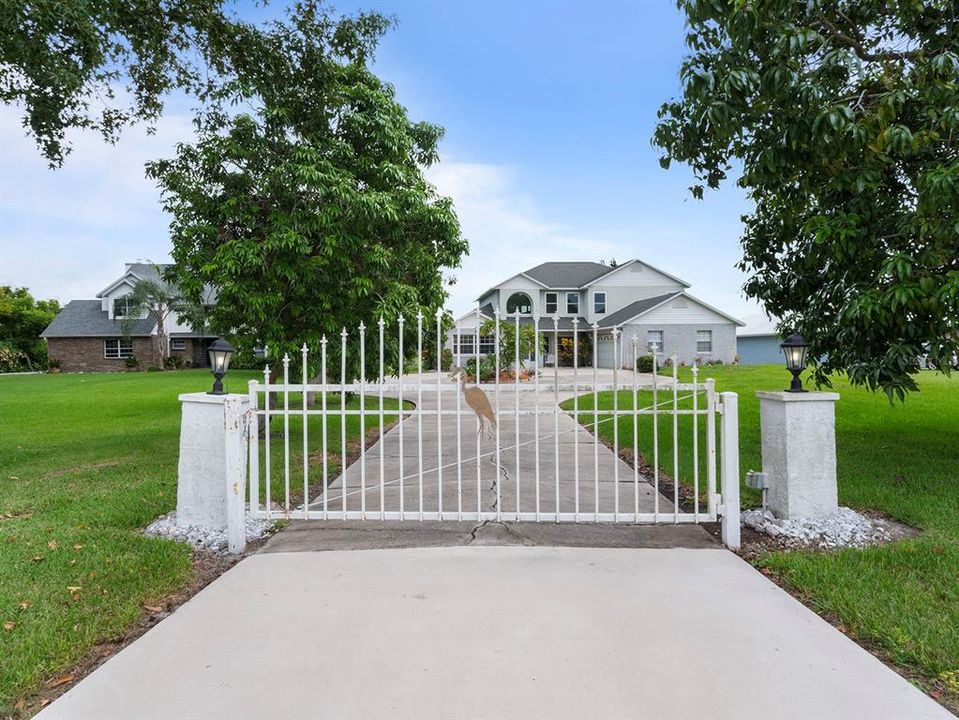 For Sale: $720,000 (5 beds, 4 baths, 2806 Square Feet)