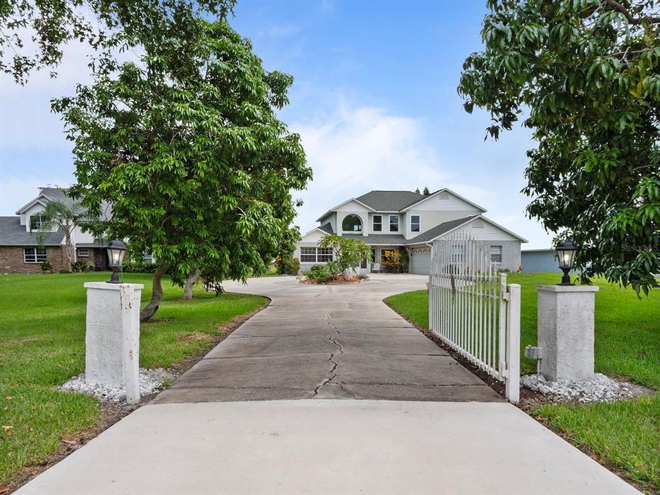 For Sale: $720,000 (5 beds, 4 baths, 2806 Square Feet)