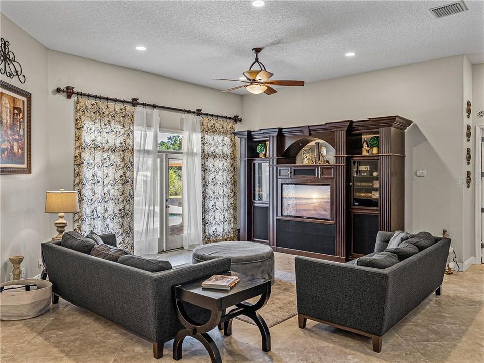 На продажу: $1,999,999 (7 спален, 6 ванн, 6319 Квадратных фут)