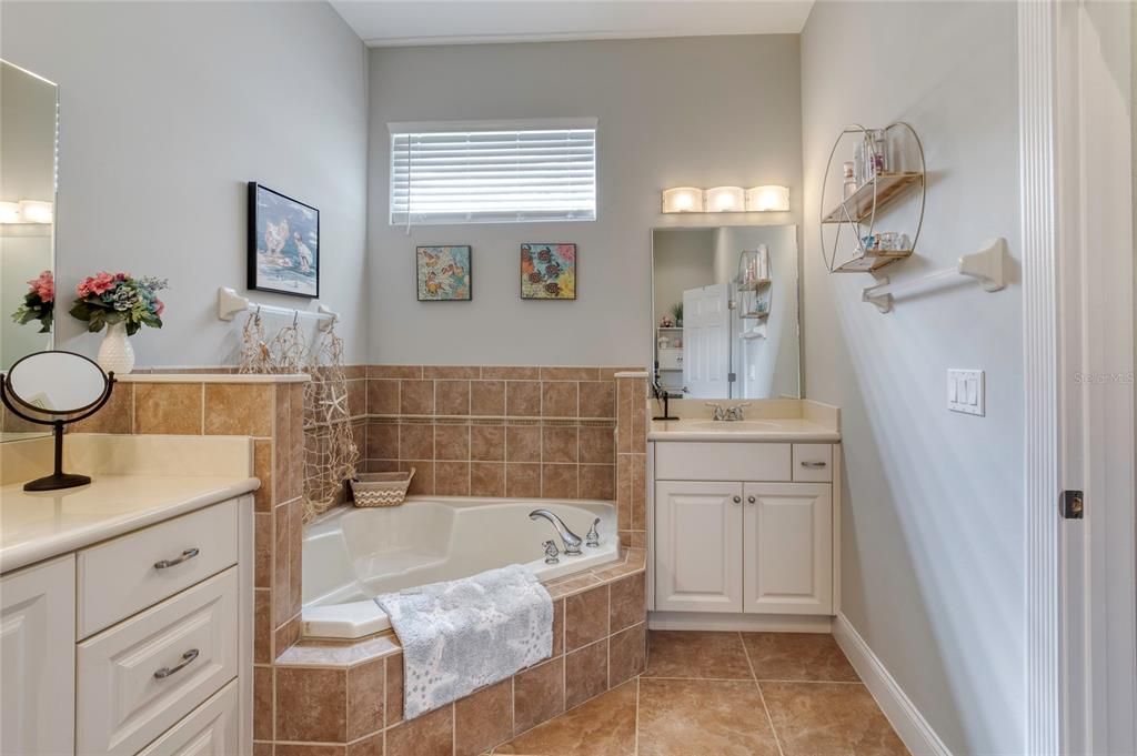 For Sale: $705,000 (4 beds, 3 baths, 2990 Square Feet)