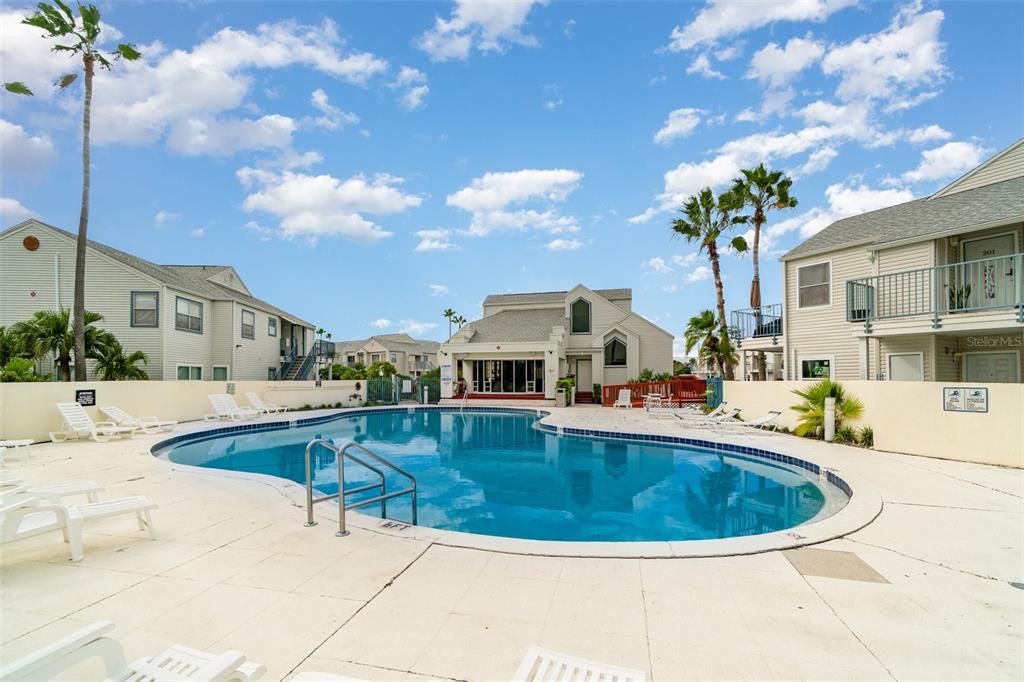 Active With Contract: $100,000 (2 beds, 2 baths, 930 Square Feet)