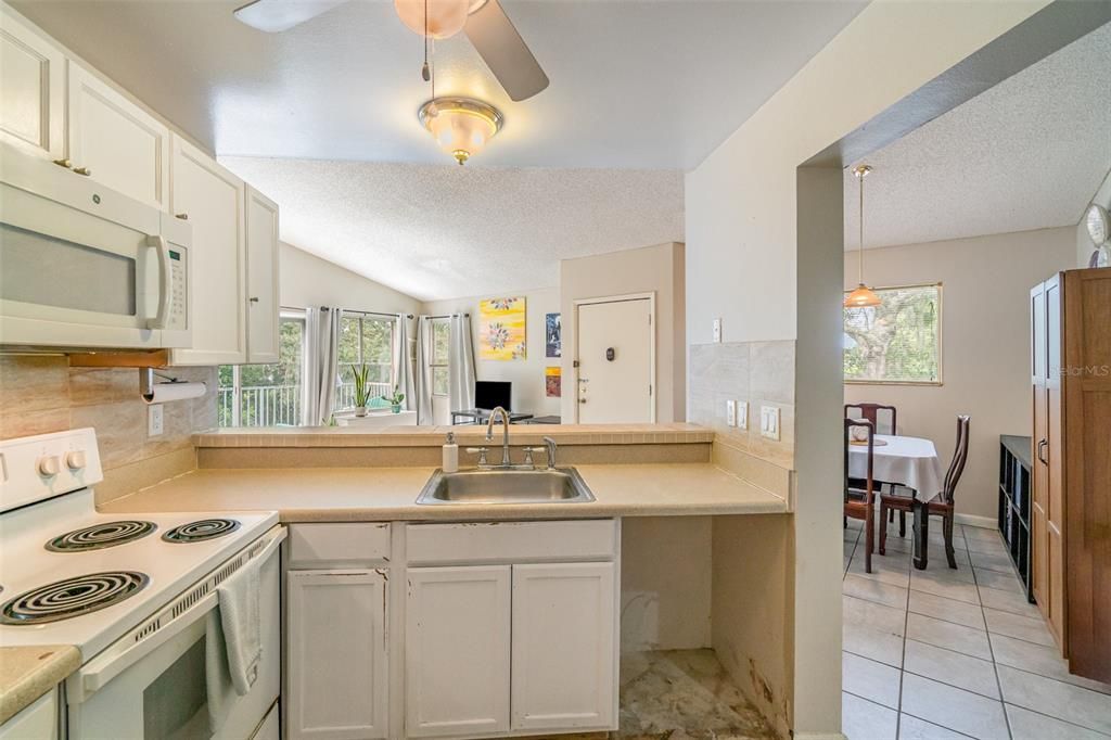 Active With Contract: $100,000 (2 beds, 2 baths, 930 Square Feet)