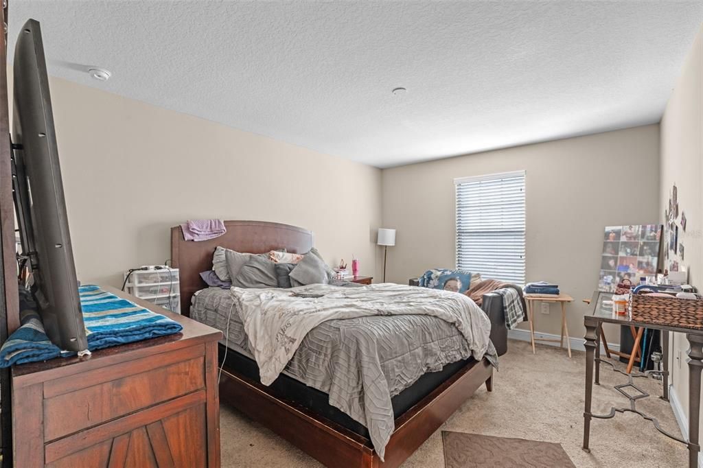 Под контрактом: $590,000 (5 спален, 3 ванн, 3820 Квадратных фут)