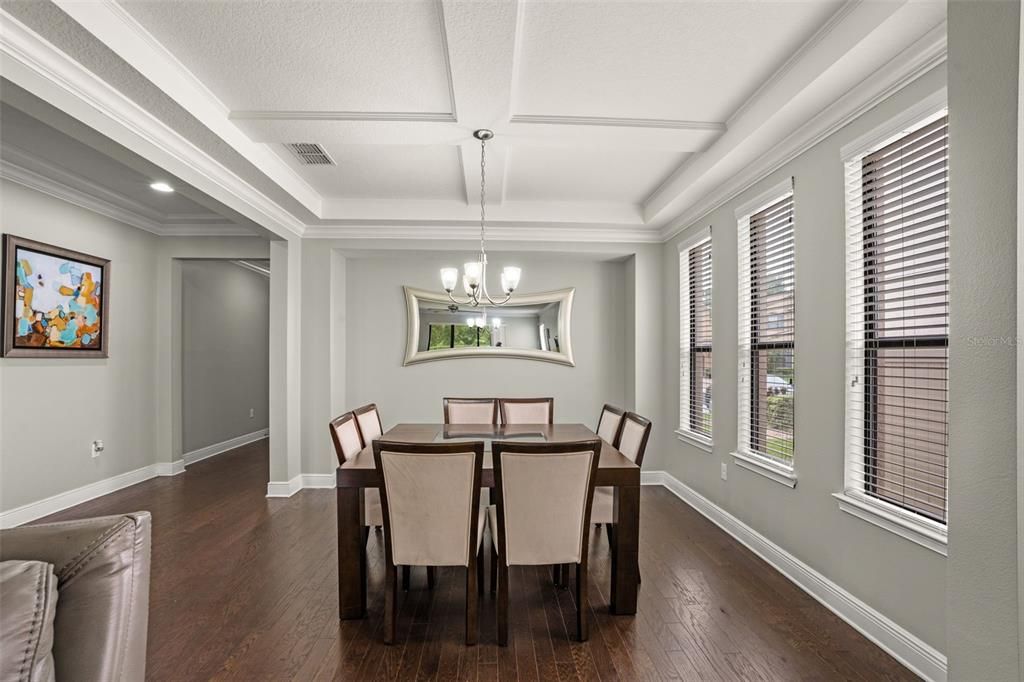 Под контрактом: $590,000 (5 спален, 3 ванн, 3820 Квадратных фут)