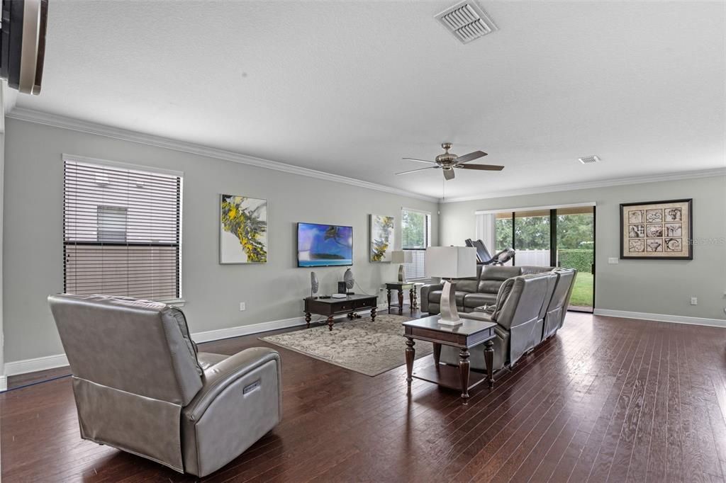 Под контрактом: $590,000 (5 спален, 3 ванн, 3820 Квадратных фут)