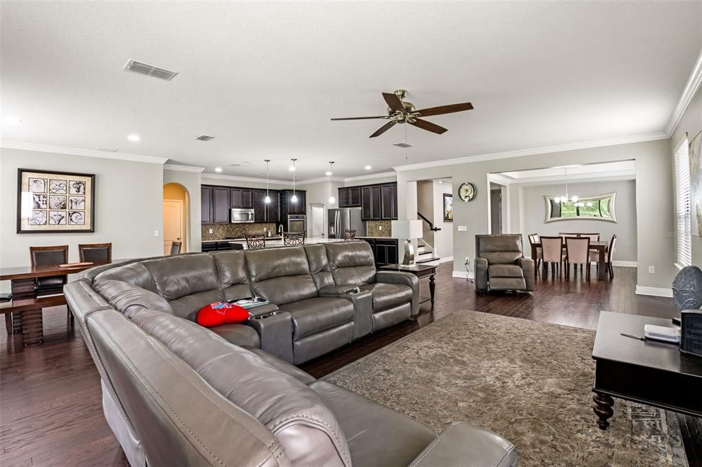 Под контрактом: $590,000 (5 спален, 3 ванн, 3820 Квадратных фут)