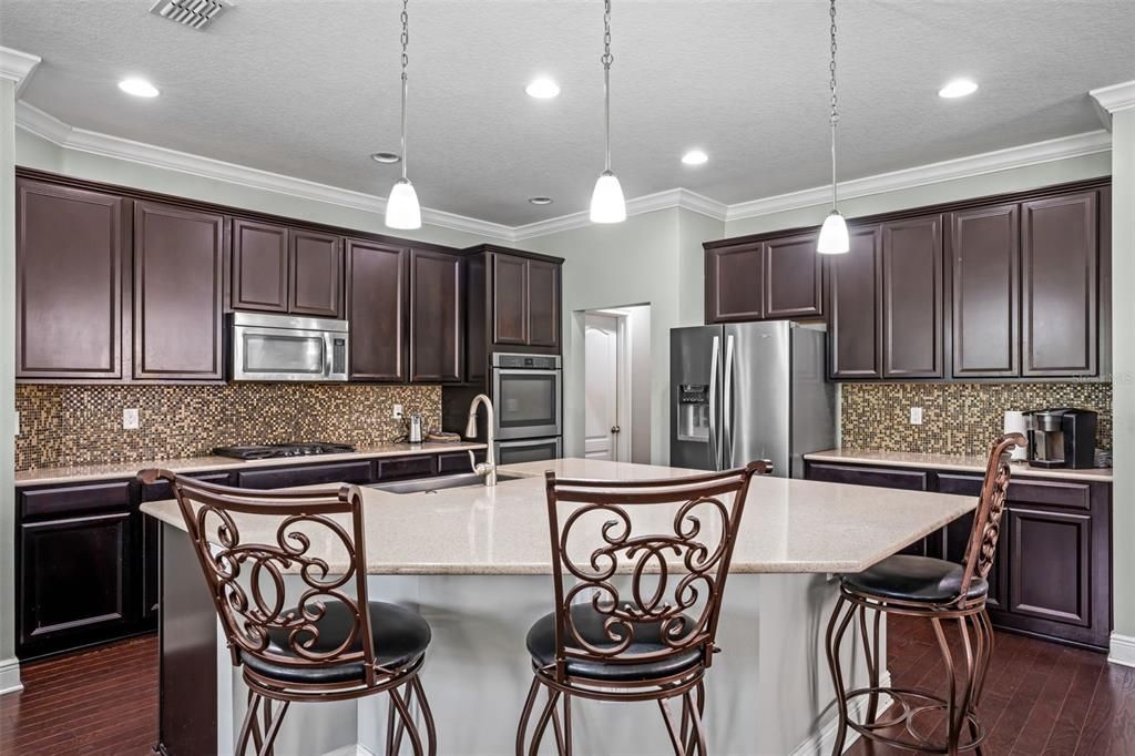 Под контрактом: $590,000 (5 спален, 3 ванн, 3820 Квадратных фут)