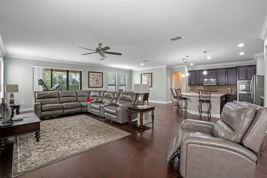 Под контрактом: $590,000 (5 спален, 3 ванн, 3820 Квадратных фут)