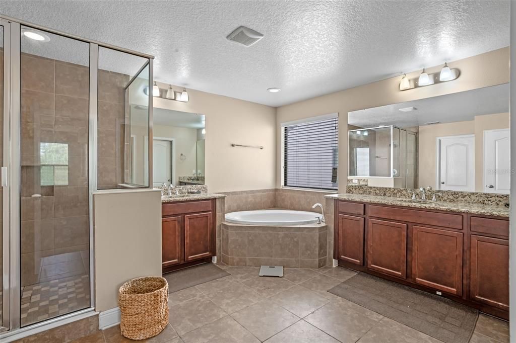 Под контрактом: $590,000 (5 спален, 3 ванн, 3820 Квадратных фут)