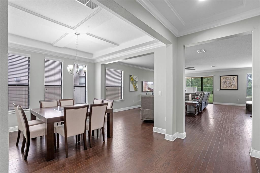 Под контрактом: $590,000 (5 спален, 3 ванн, 3820 Квадратных фут)