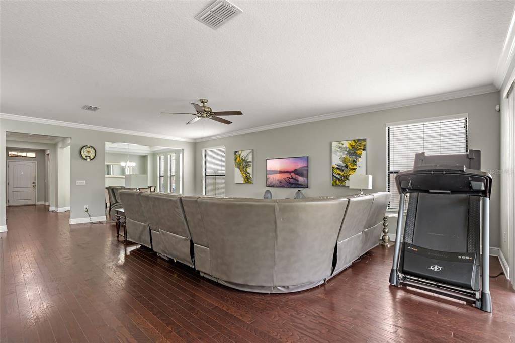 Под контрактом: $590,000 (5 спален, 3 ванн, 3820 Квадратных фут)