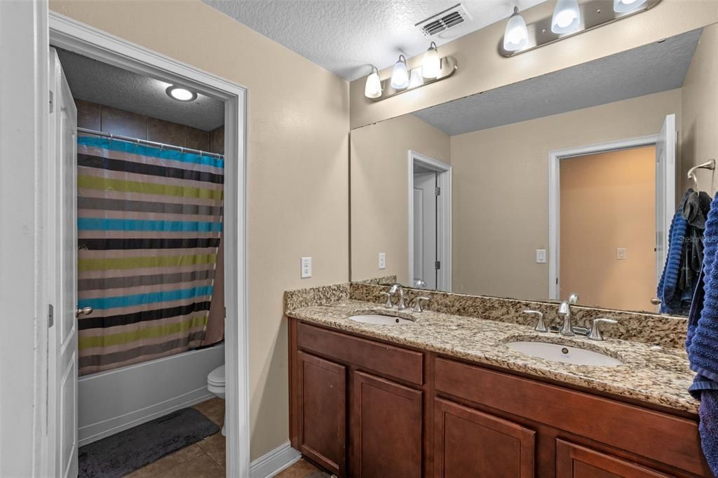 Под контрактом: $590,000 (5 спален, 3 ванн, 3820 Квадратных фут)