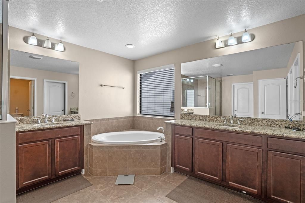 Под контрактом: $590,000 (5 спален, 3 ванн, 3820 Квадратных фут)