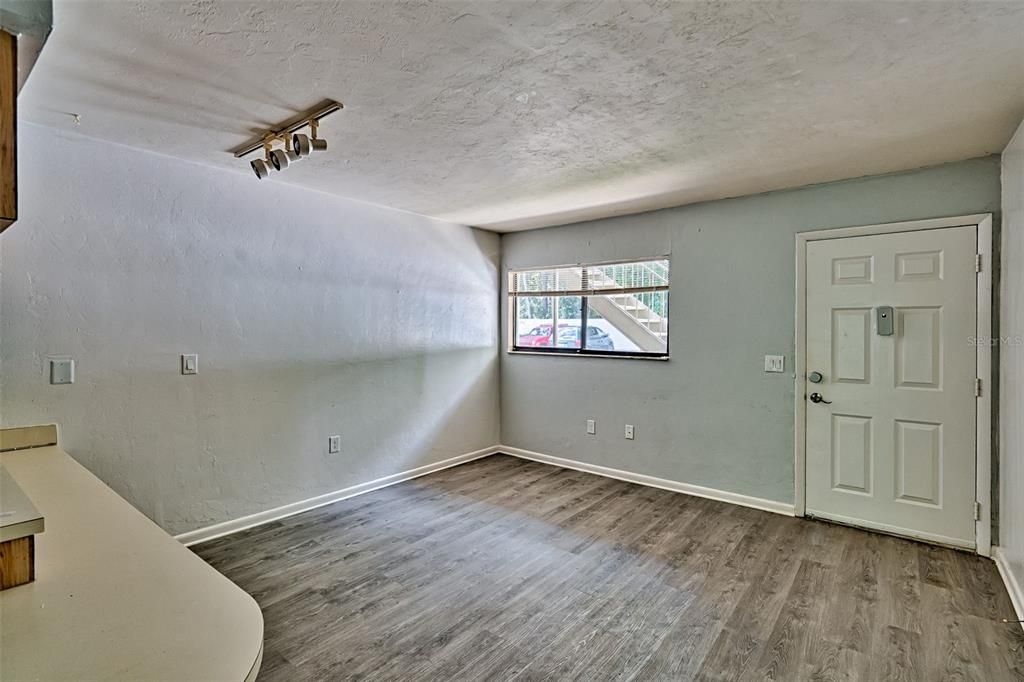 待售: $109,900 (1 贝兹, 1 浴室, 705 平方英尺)