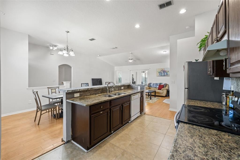 待售: $434,900 (4 贝兹, 2 浴室, 1505 平方英尺)