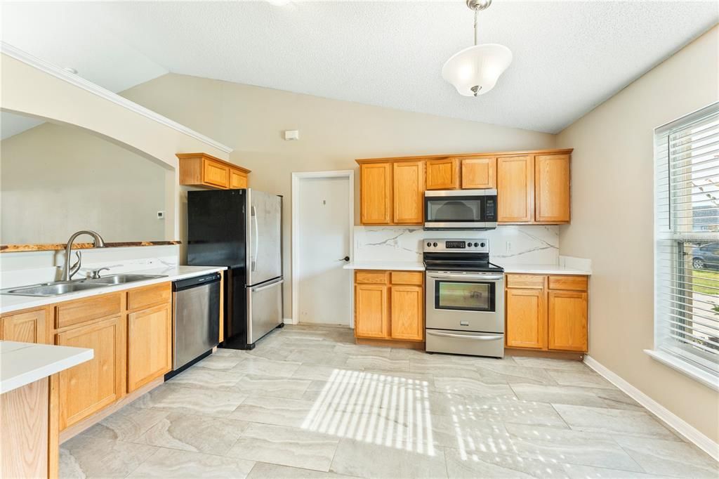 Active With Contract: $299,999 (3 beds, 2 baths, 1367 Square Feet)