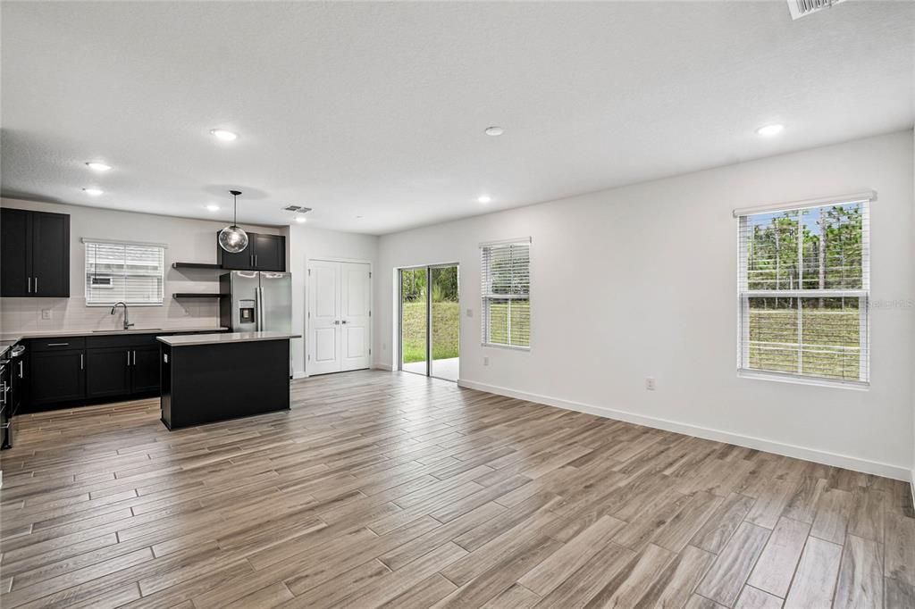 合同活跃: $259,990 (3 贝兹, 2 浴室, 1363 平方英尺)