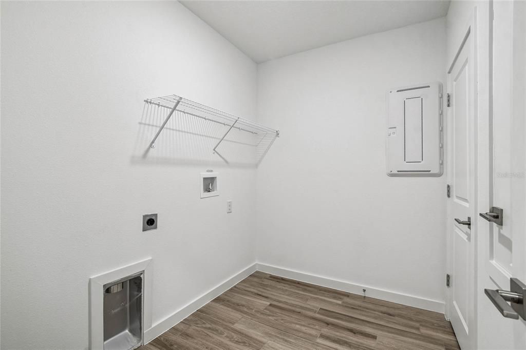 合同活跃: $259,990 (3 贝兹, 2 浴室, 1363 平方英尺)