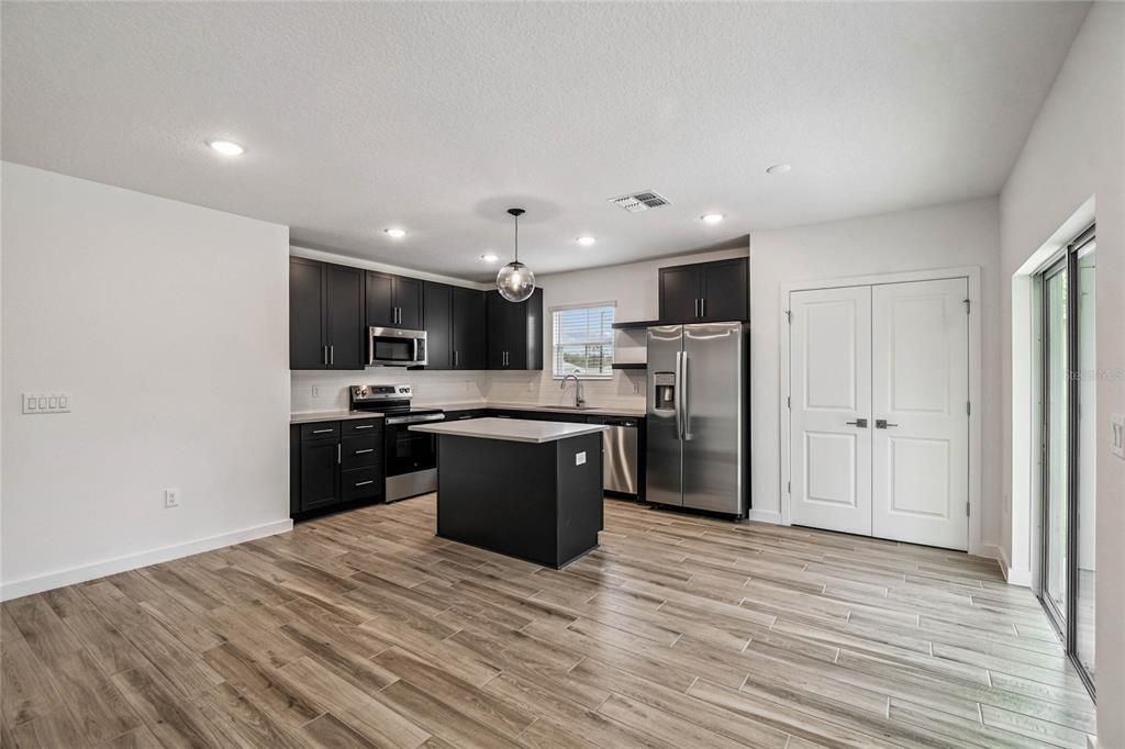 合同活跃: $259,990 (3 贝兹, 2 浴室, 1363 平方英尺)