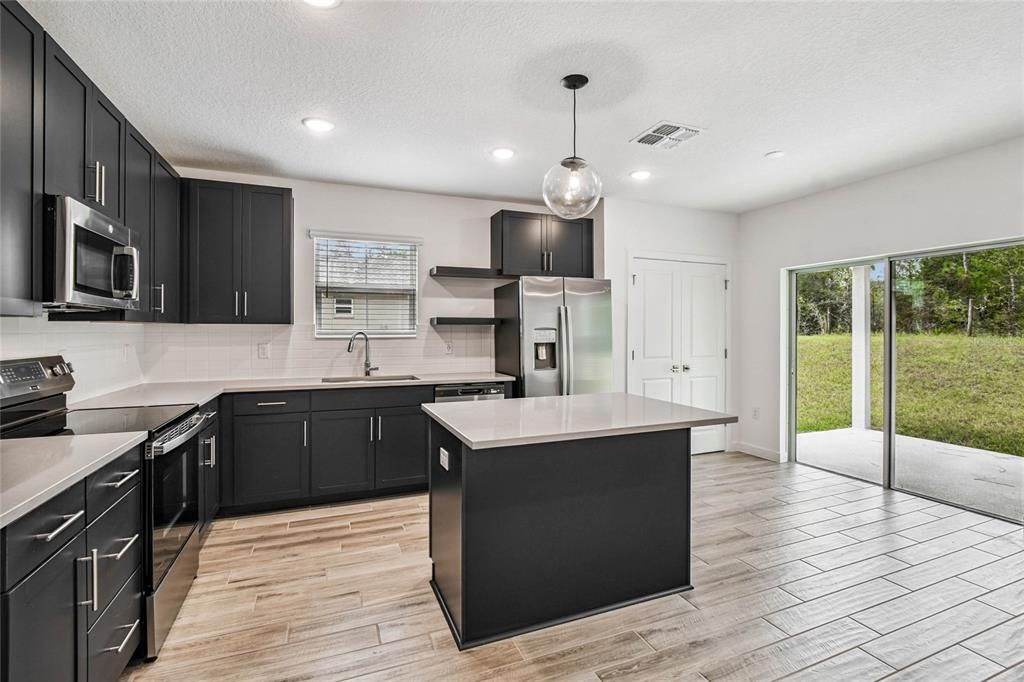 合同活跃: $259,990 (3 贝兹, 2 浴室, 1363 平方英尺)