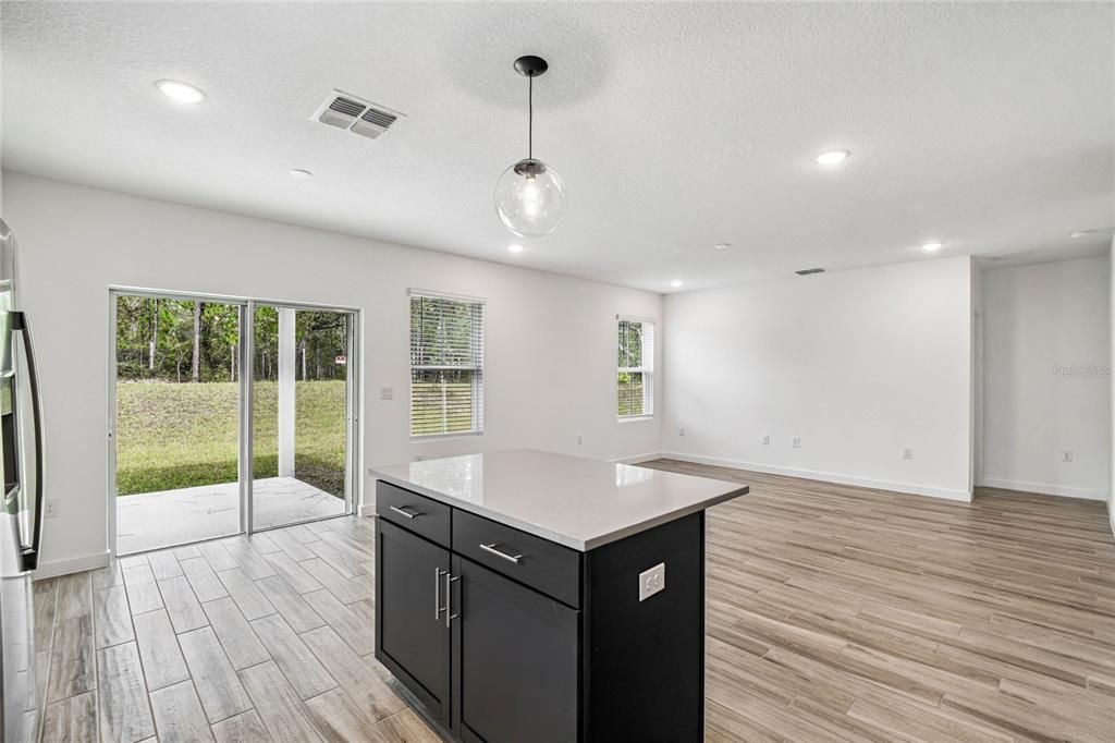 合同活跃: $259,990 (3 贝兹, 2 浴室, 1363 平方英尺)