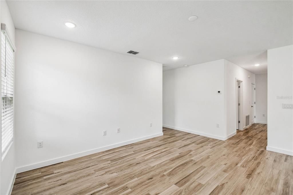 合同活跃: $259,990 (3 贝兹, 2 浴室, 1363 平方英尺)