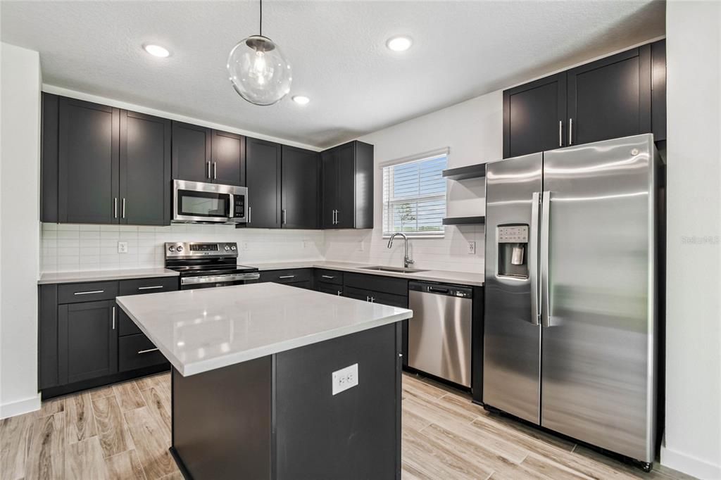 合同活跃: $259,990 (3 贝兹, 2 浴室, 1363 平方英尺)