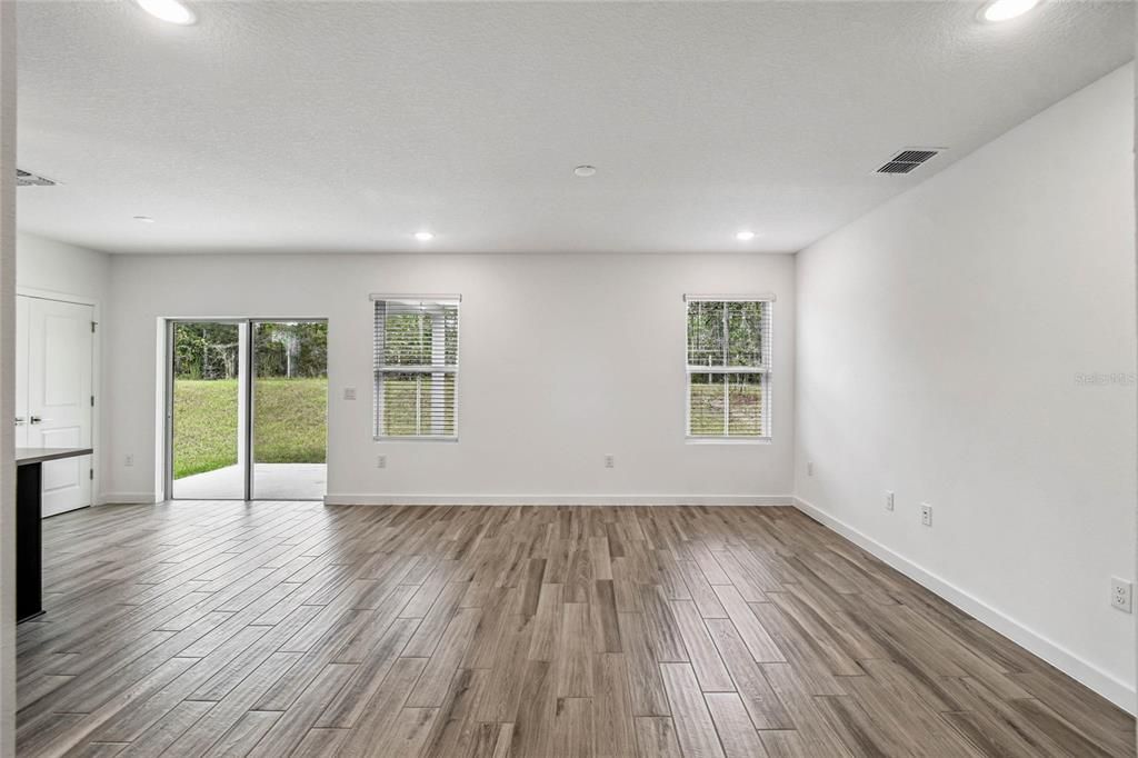 合同活跃: $259,990 (3 贝兹, 2 浴室, 1363 平方英尺)