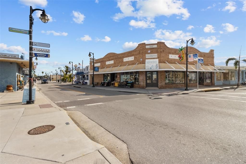 Active With Contract: $447,500 (3 beds, 2 baths, 2471 Square Feet)