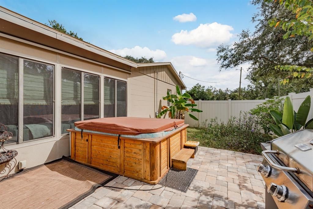 合同活跃: $429,900 (3 贝兹, 2 浴室, 1858 平方英尺)